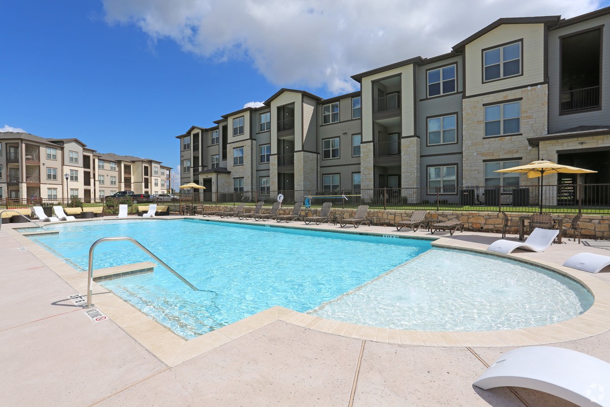 The Curve at Crescent Pointe
